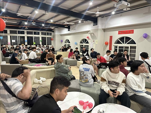 同學們在聽紐西蘭NZST校方代表介紹學校 Students listening to the representative from the NZST introducing the school.