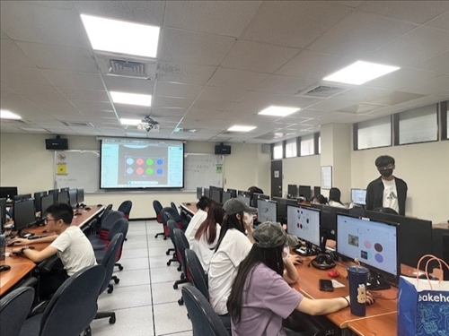 實作時講者在教室走動，查看各組原型設計