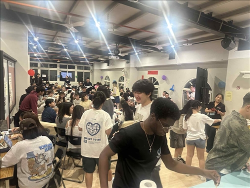 同學準備吃晚餐