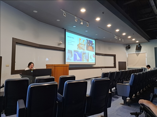 講師分享自身求學經歷與故事