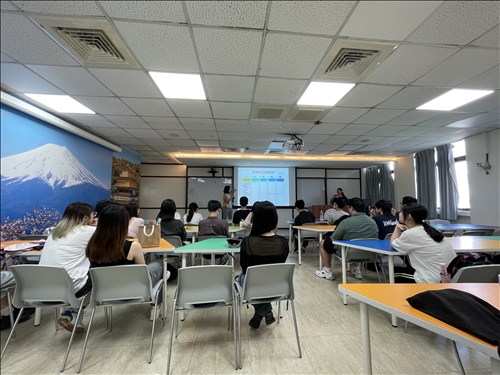 說明會現場-全體專心聆聽本系實習指導教師講解。