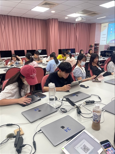 同學跟著講師操作iPad