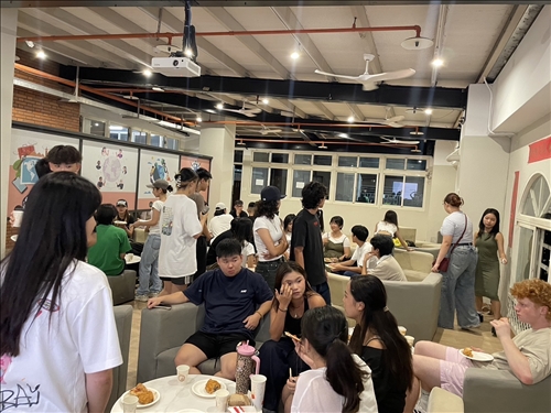 同學們互相交流的畫面