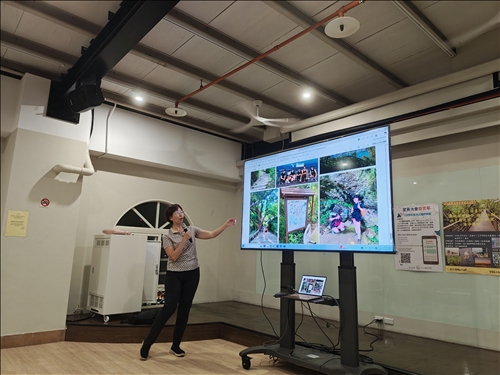 老師以範例照片說明如何達成專題任務