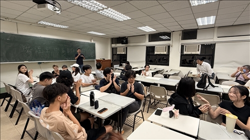 系主任介紹出席師長