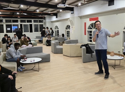 包院長說明影片中介紹的布農族神話及歷史文化