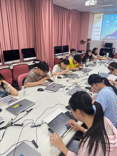 同學跟著講師操作iPad