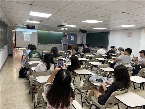 系友林廷翰與同學分享職場生活