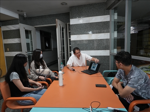 同學認真聽業師介紹遊戲企劃設計過程