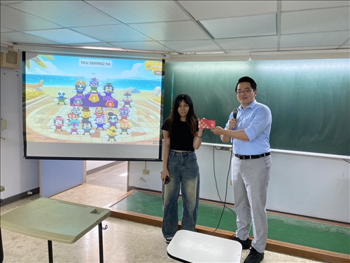 講者於課堂舉辦互動小競賽，與同學合照２