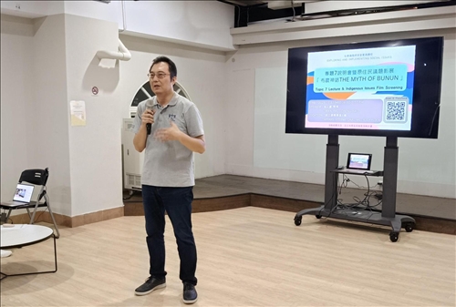 政經系包正豪院長介紹專題內容