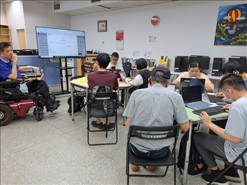 學員著手練習chatgpt