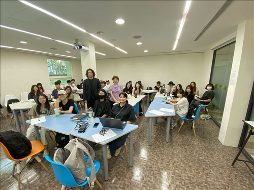 講者、授課教師及參與演講的同學合影