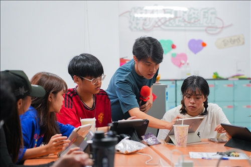 與學弟妹們一同創作音樂