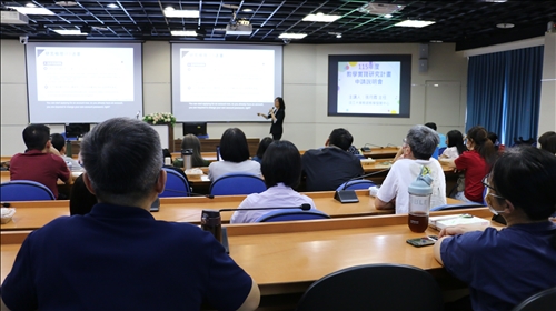 與會教師專心聽講