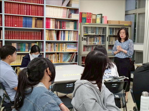 講者林雯瑤館長
與同學分享國家考試從心理狀態、讀書計畫至資料準備的範圍