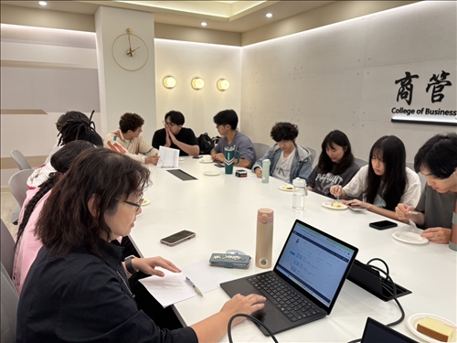 老師協助外籍生操作學校系統