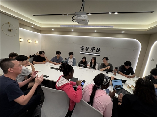 老師與同學互動