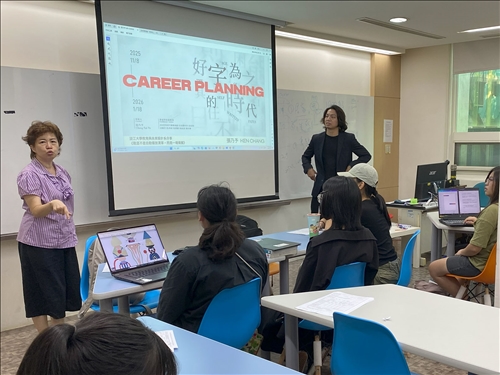 授課教師陳錫珍老師介紹講者張乃予博士