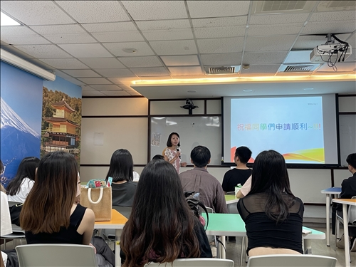 日文系 蔡欣吟副教授針對同學提問做出講解。