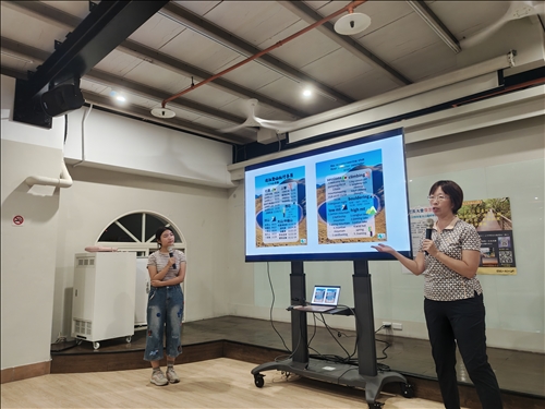 維立老師及登山社社長介紹登山活動的特色以及安全登山原則