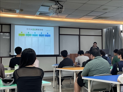 日文系 廖育卿副教授向參與同學講解本系實習流程。