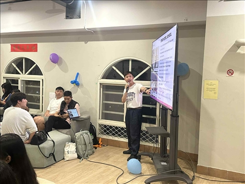 英國Essex校方代表David Students listening to David, the representative from the University of Essex, introducing the school.