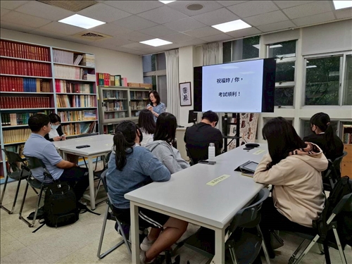 講者林雯瑤館長祝福考生準備考試順利