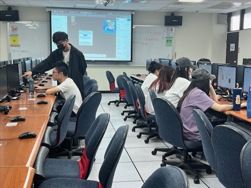 實作時間，講者一一解答學生提問 (2)