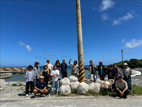 淨灘後，合影留念