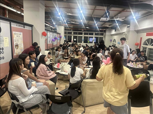 同學們在聽英國Essex校方代表介紹學校Students listening to the representative from the University of Essex introducing the school.