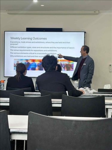 學生在BMIHMS上課情形