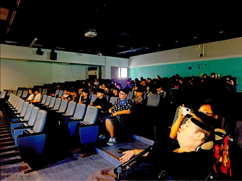 學生們專心聆聽與互動踴躍