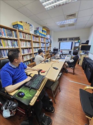 授課老師介紹AI課程內容