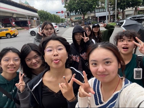 同學們續攤和老師報平安。