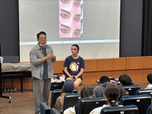 介紹眼部妝容與特色