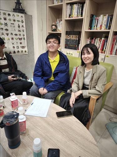 學生們正在討論如何平衡社團活動和學校學習的時間