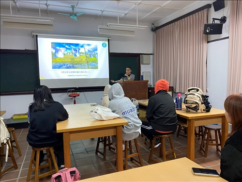 講師陳世偉執行長演講開場