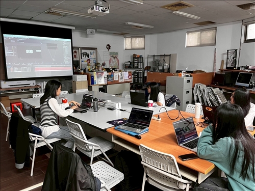 同學認真聽業師介紹攝影機操作過程