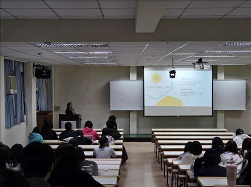 講述簡報模板的陷阱，核心資訊將陷入素材中，傳播效果不佳。