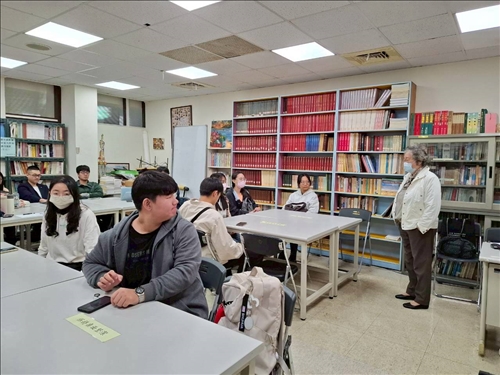 講者黃鴻珠教授