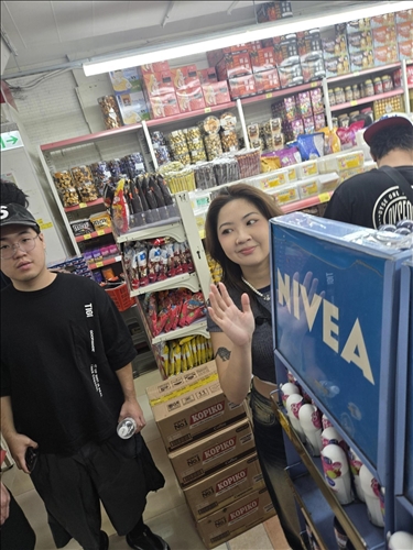 導覽員在商場內解釋菲律賓食品