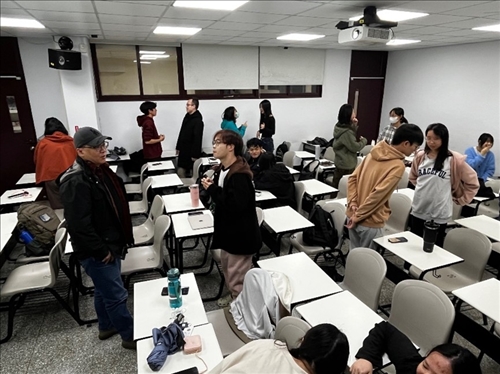 同學們兩個一組站起來互動，時不時聽見同學們傳來的歡聲笑語，在老師與班長的示範過後，讓本有些羞怯的同學們能鼓起勇氣互動了。