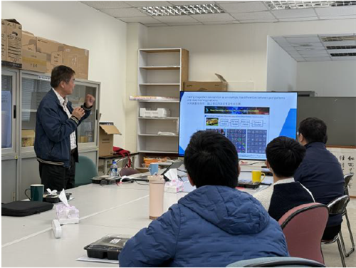 講者(左一)正分享教學經驗