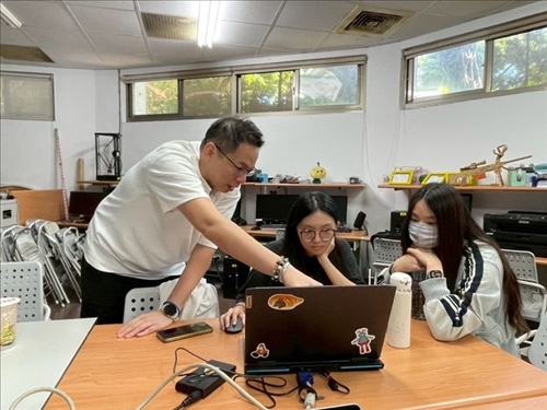 業師指導學生遊戲開發方向