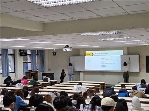 學生實作：請同學上台在三分鐘內快速寫下AI