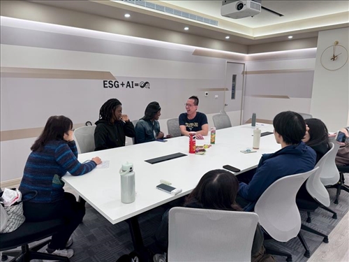 照片說明：老師細心輔導 