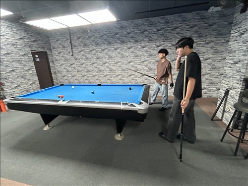 與同學打球聊天