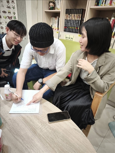 學生們正在討論學習中文