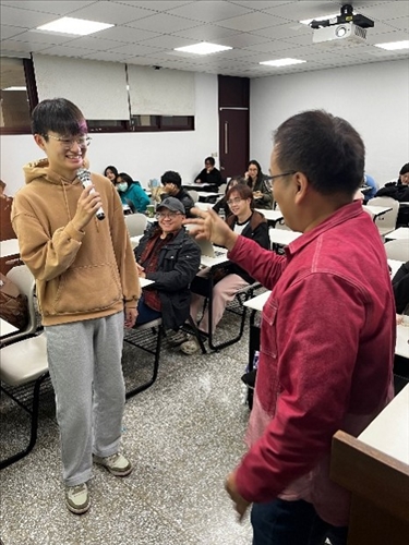 老師與班長的互動相當有趣，老師的奇思妙想班長都能一一接住並拋出更意想不到的回答，給在場的同學們很好的互動示範。